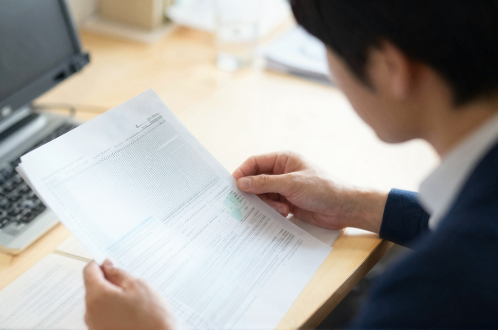 確定申告書類を確認する様子